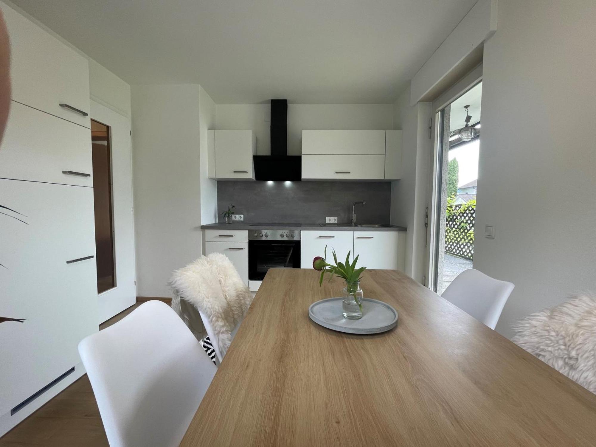 Crown Living Design Apartment - 2 Schlafzimmer - Kueche - Gratis Parkplatz - Abstellraum Fuer Fahrraeder/Ski Mader 외부 사진