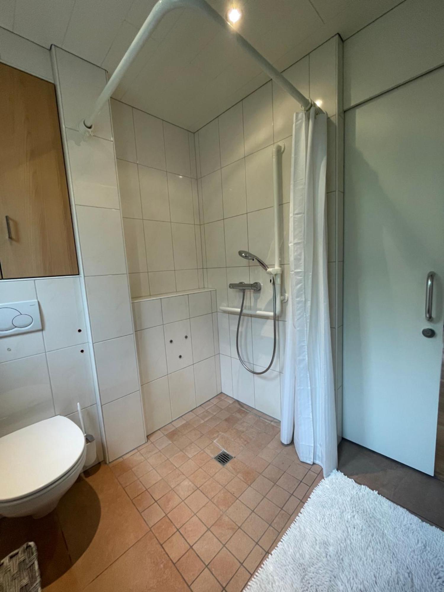Crown Living Design Apartment - 2 Schlafzimmer - Kueche - Gratis Parkplatz - Abstellraum Fuer Fahrraeder/Ski Mader 외부 사진