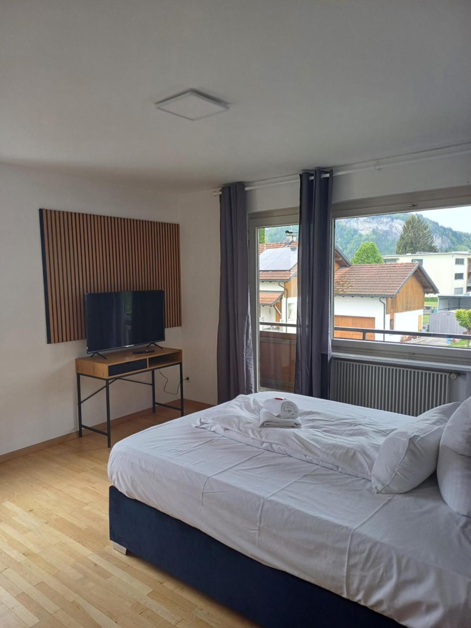 Crown Living Design Apartment - 2 Schlafzimmer - Kueche - Gratis Parkplatz - Abstellraum Fuer Fahrraeder/Ski Mader 외부 사진